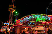 neu auf der Wiesn seit Montag hinzugekommen: Krugs Glasierte Früchte neben dem Freefall (Foto: MartiN Schmitz)